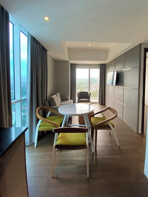 Family Suite, Non Smoking, Balcony | Living area | 43-inch LED TV with satellite channels - Nemuru Grand Bhuvana Ciawi (Ciawi)