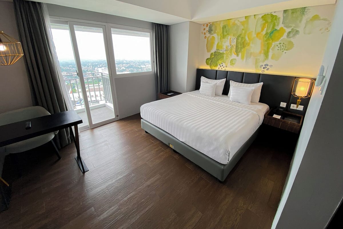 ห้องเอ็กเซกคิวทีฟสวีท, เตียงใหญ่ 1 เตียง, ปลอดบุหรี่, ระเบียง | เครื่องนอนระดับพรีเมียม, โต๊ะทำงาน, ห้องเก็บเสียง