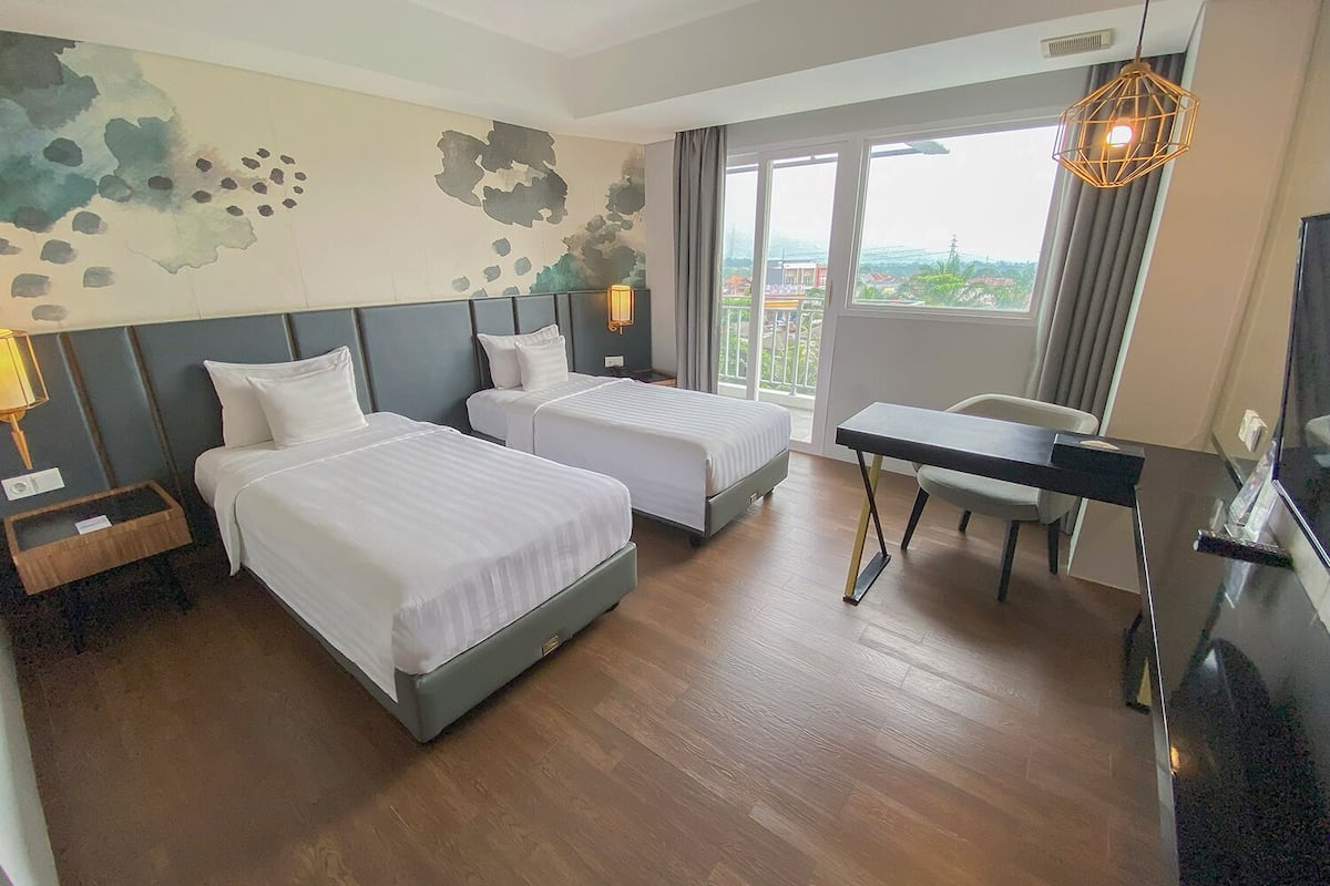 ห้องดีลักซ์ทวิน, ปลอดบุหรี่, ระเบียง | เครื่องนอนระดับพรีเมียม, โต๊ะทำงาน, ห้องเก็บเสียง