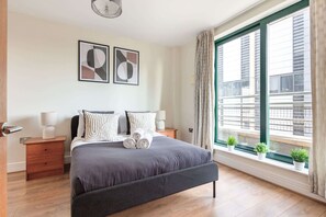 1 Schlafzimmer, Schreibtisch, Bügeleisen/Bügelbrett, Reisekinderbett