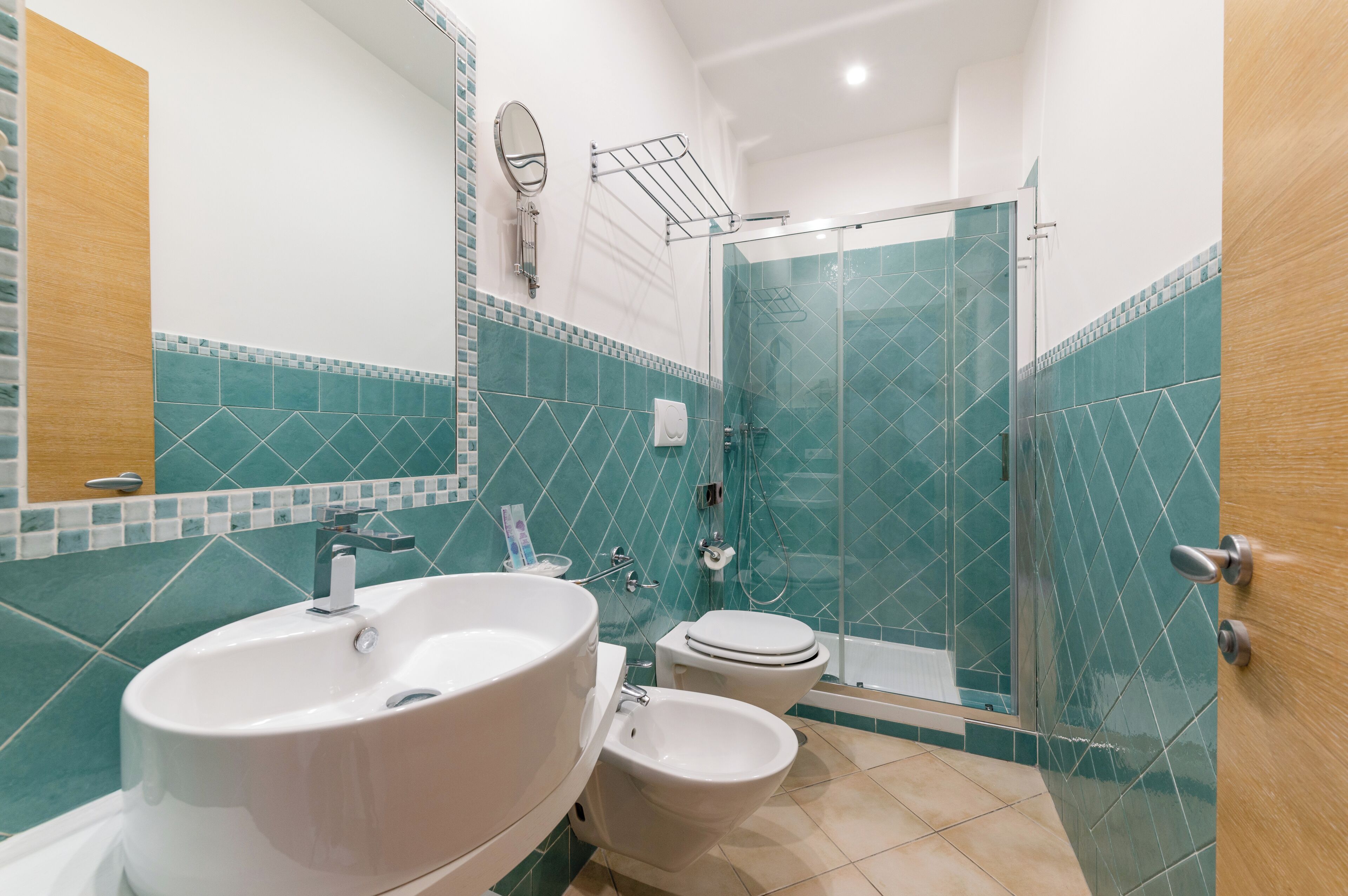 Ein Badezimmer mit einem großen Waschbecken, Toilette und Dusche.
