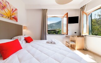 Quarto triplo conforto, vista para o jardim | Cofres nos quartos, cortinas blackout, quartos à prova de som