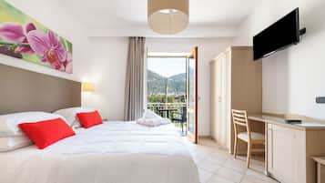 Deluxe Room, Balcony, Garden View | In-room safe, blackout curtains, soundproofing, iron/ironing board