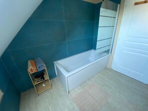 SĂšche-cheveux, serviettes fournies, savon, papier toilette