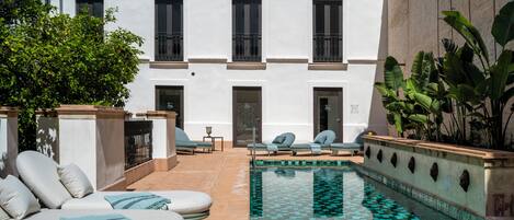 屋外プール、営業時間 9:00 ~ 21:00、サンラウンジャー