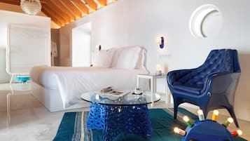 Blanca y azul (Junior Suite) | Badkamer | Een haardroger, badjassen, pantoffels, vloerverwarming