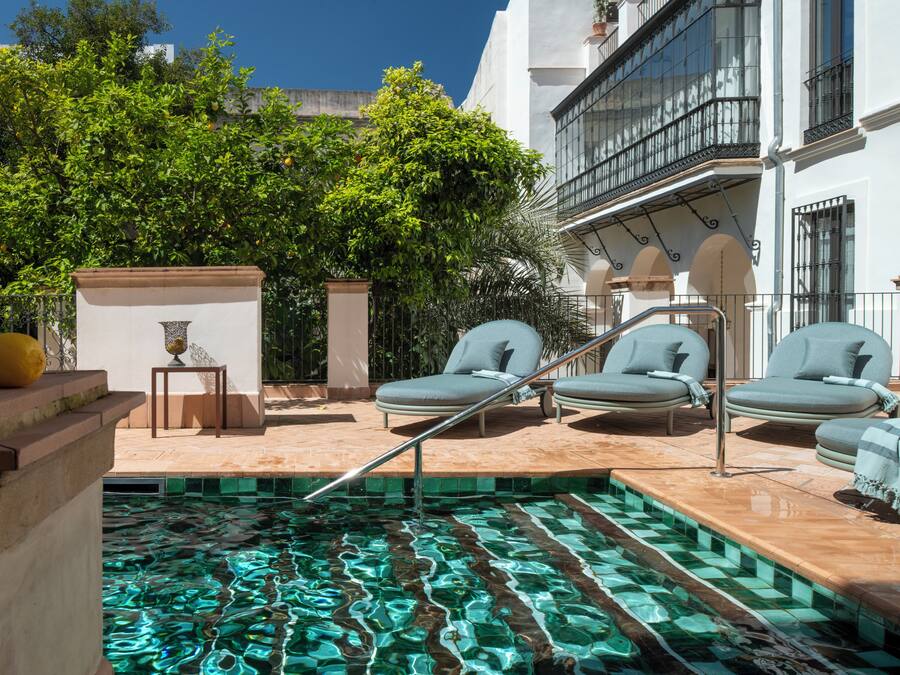 Outdoor pool, open 9:00 AM to 9:00 PM, sun loungers