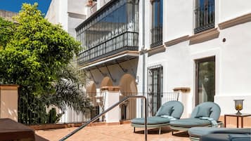 Outdoor pool, open 9:00 AM to 9:00 PM, pool loungers