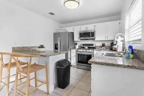 Frigorífico, microondas, horno y placa de cocina