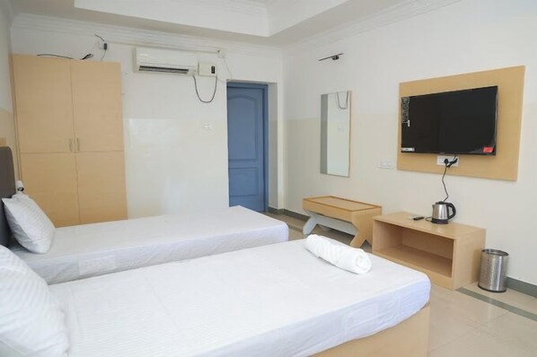 Deluxe Double Room | Desk, laptop workspace, free WiFi - Freshup (Thanjavur)