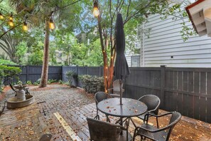 Outdoor dining - Steps to King|Sleeps 7|2 Units (Charleston)