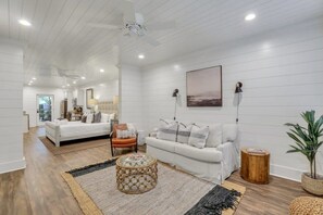 2 bedrooms, iron/ironing board, WiFi, bed sheets - Steps to King|Sleeps 7|2 Units (Charleston)