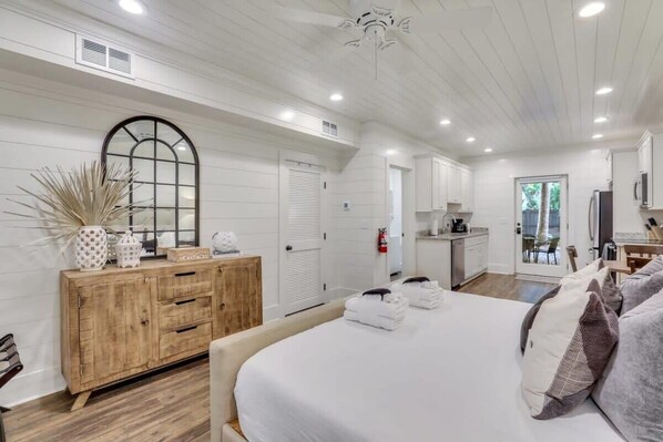 2 bedrooms, iron/ironing board, WiFi, bed sheets - Steps to King|Sleeps 7|2 Units (Charleston)