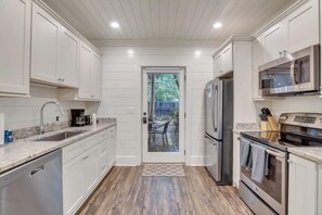 Fridge, microwave, oven, stovetop - Steps to King|Sleeps 7|2 Units (Charleston)