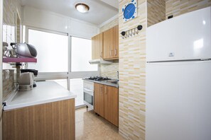 Kühlschrank, Mikrowelle, Ofen, Wasserkocher mit Kaffee-/Teezubehör