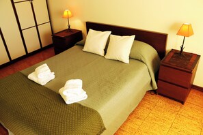 Perhehuoneisto, kaupunkinäköala | 2 makuuhuonetta, silitysrauta/-lauta, ilmainen Wi-Fi, vuodevaatteet