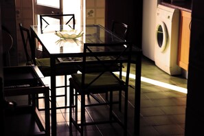 Perhehuoneisto, kaupunkinäköala | Yksityinen keittiö | Täysikokoinen jääkaappi, mikroaaltouuni, uuni, liesi