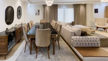 Basic Apartment (Calm & Classy) | Dining