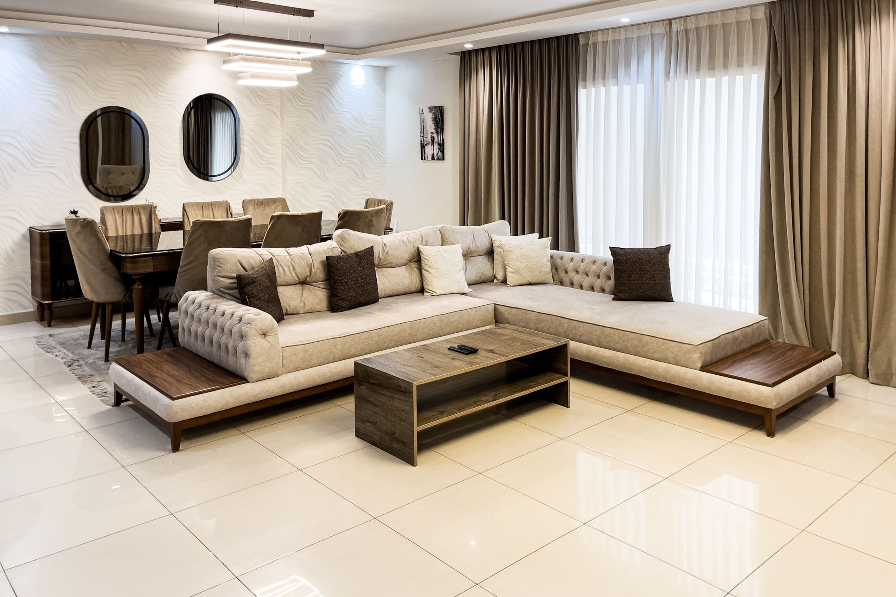 Eenvoudig appartement (Calm & Classy) | Woonruimte | Een 55-inch televisie met digitale zenders en streamingdiensten