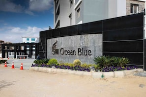 Un edificio con un cartel que dice "6th Ocean Blue".
