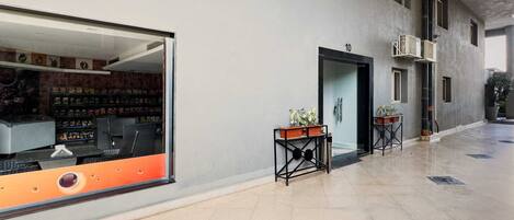 Basic Apartment (Fresh & Fabulous) | Outdoor dining