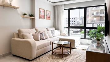 Basic-Apartment (Radiant Residence) | Wohnbereich | 55-Zoll-Fernseher mit Digitalempfang, Streaming-Dienste