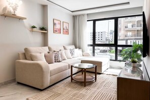 基础公寓 (Radiant Residence) | 起居区 | 55-英寸电视 (配备数码频道)、流媒体服务