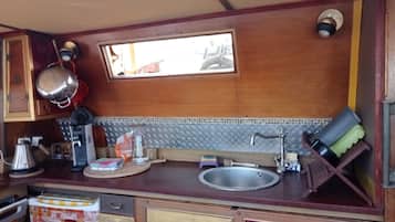 Frigorífico, horno, placa de cocina y lavavajillas