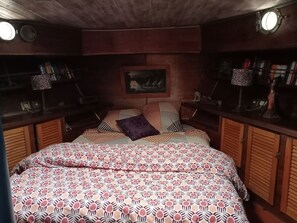 2 bedrooms, iron/ironing board, bed sheets