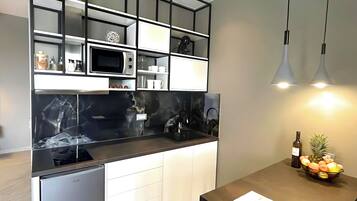 Kühlschrank, Mikrowelle, Herdplatte, Wasserkocher mit Kaffee-/Teezubehör