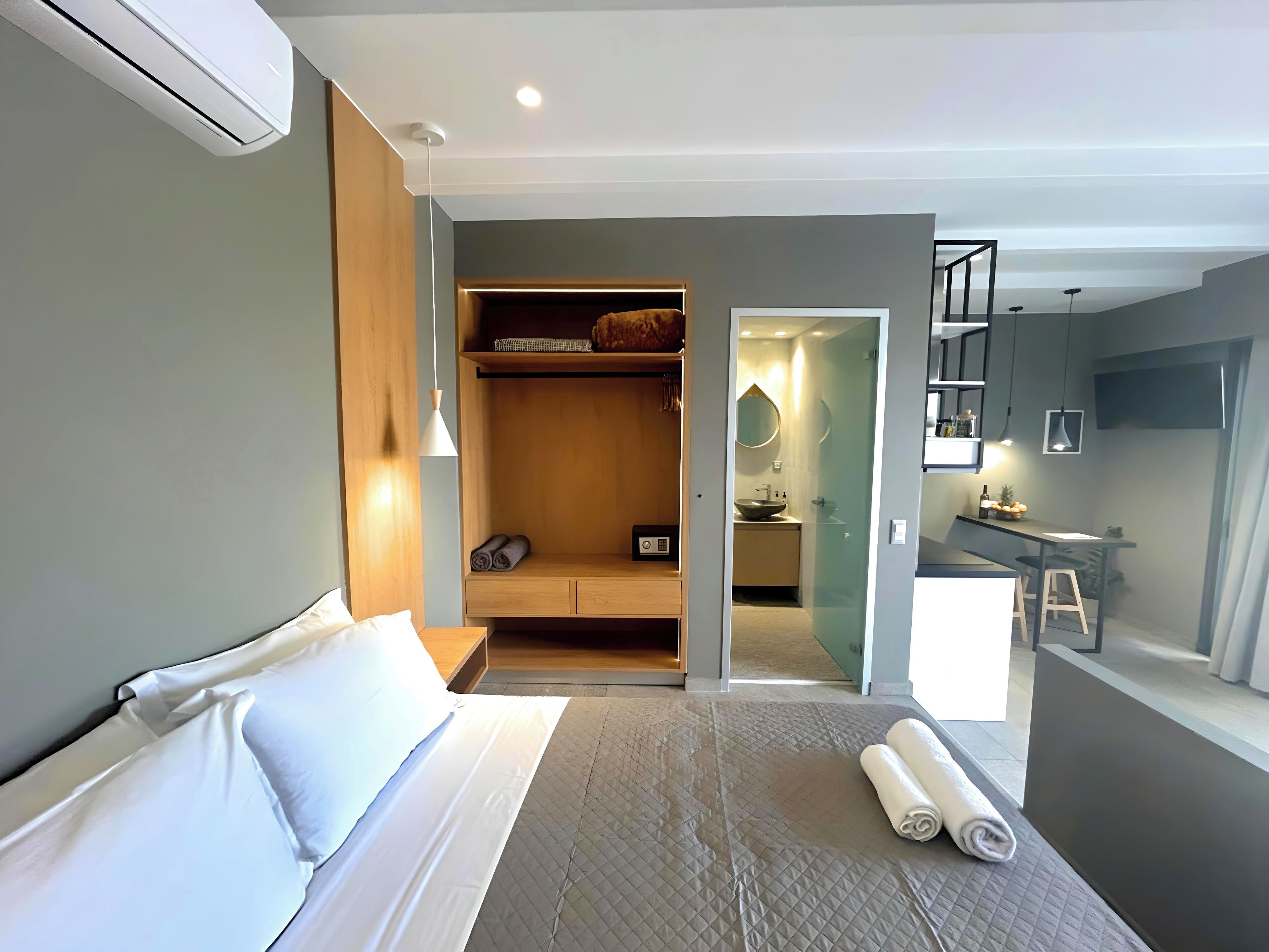 1 soveværelse, pengeskab på værelset, strygejern/strygebræt