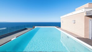 A rooftop infinity pool with a clear view of the ocean. - Sardinia Re - Miramare 14 Sea View (Castelsardo)