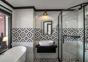 Habitación, 2 habitaciones, vistas a la piscina | Baño | Ducha, artículos de higiene personal gratuitos y secador de pelo