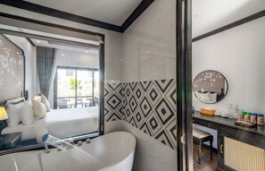 Tweepersoonskamer, 1 slaapkamer, bad, uitzicht op zwembad | Badkamer | Een douche, gratis toiletartikelen, een haardroger, pantoffels