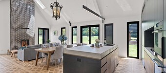 The Mist, Luxury Farm Retreat w/ Fireplace & Hot tub | Southern Highlands