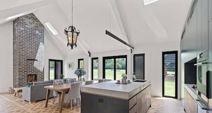 The Mist, Luxury Farm Retreat w/ Fireplace & Workspace | Southern Highlands