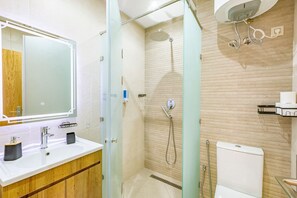 Douche, sèche-cheveux, serviettes fournies, savon