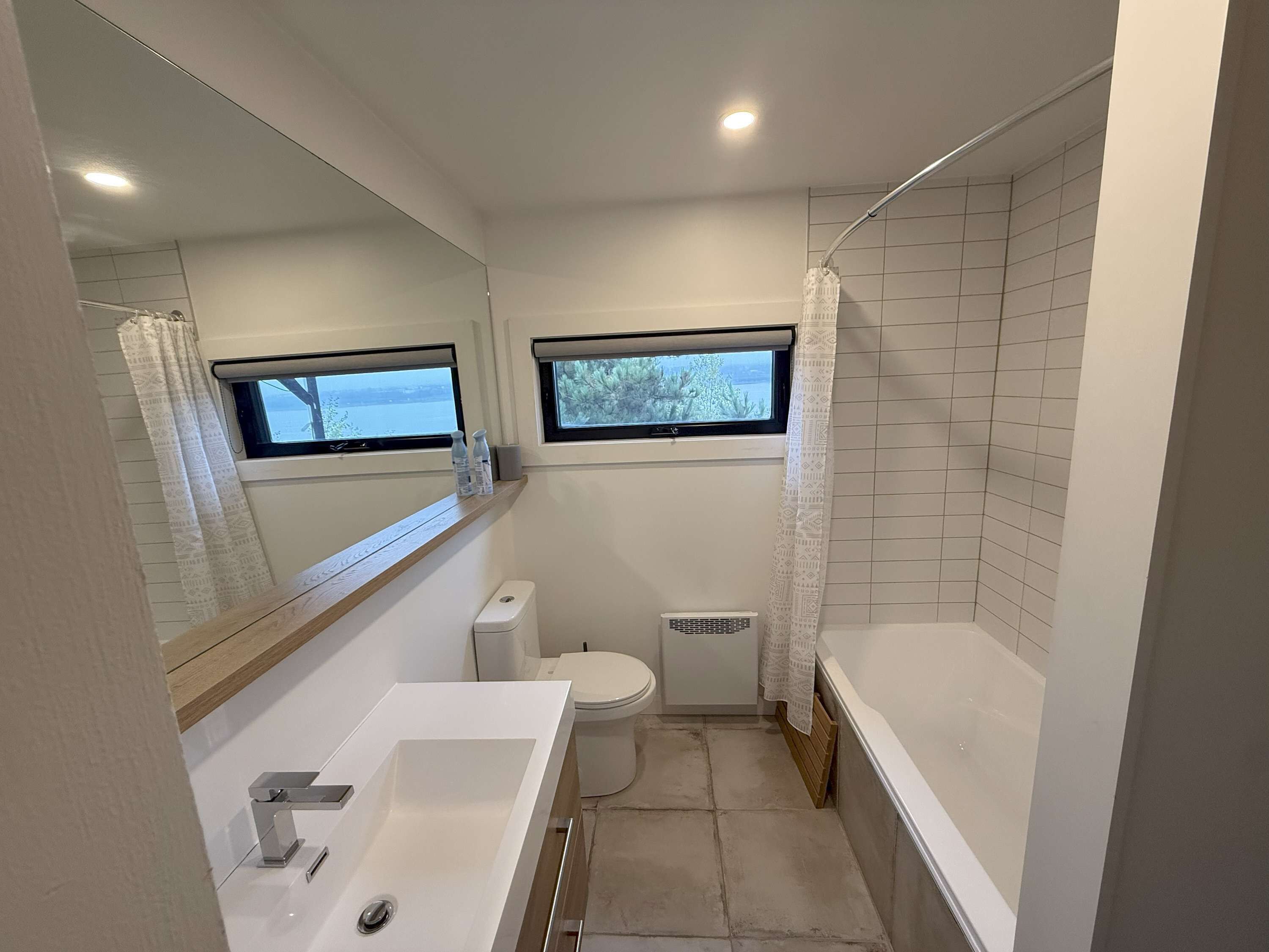 Douche, sèche-cheveux, serviettes fournies