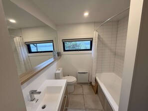 Een douche, een haardroger, handdoeken
