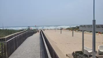 Perto da praia, espreguiçadeiras, toalhas de praia