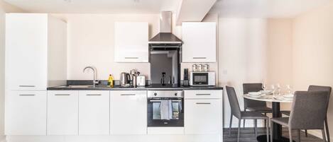 Frigorífic, microones, forn i placa de cuina