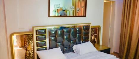 2 عدّة غرف نوم ومكواة/لوح كي وواي فاي وملاءات أسرّة