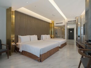 Meja kerja, tirai kedap cahaya, setrika/meja setrika, dan Wi-Fi gratis