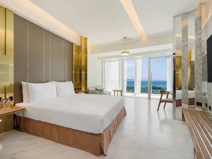 Free minibar, desk, blackout curtains, soundproofing