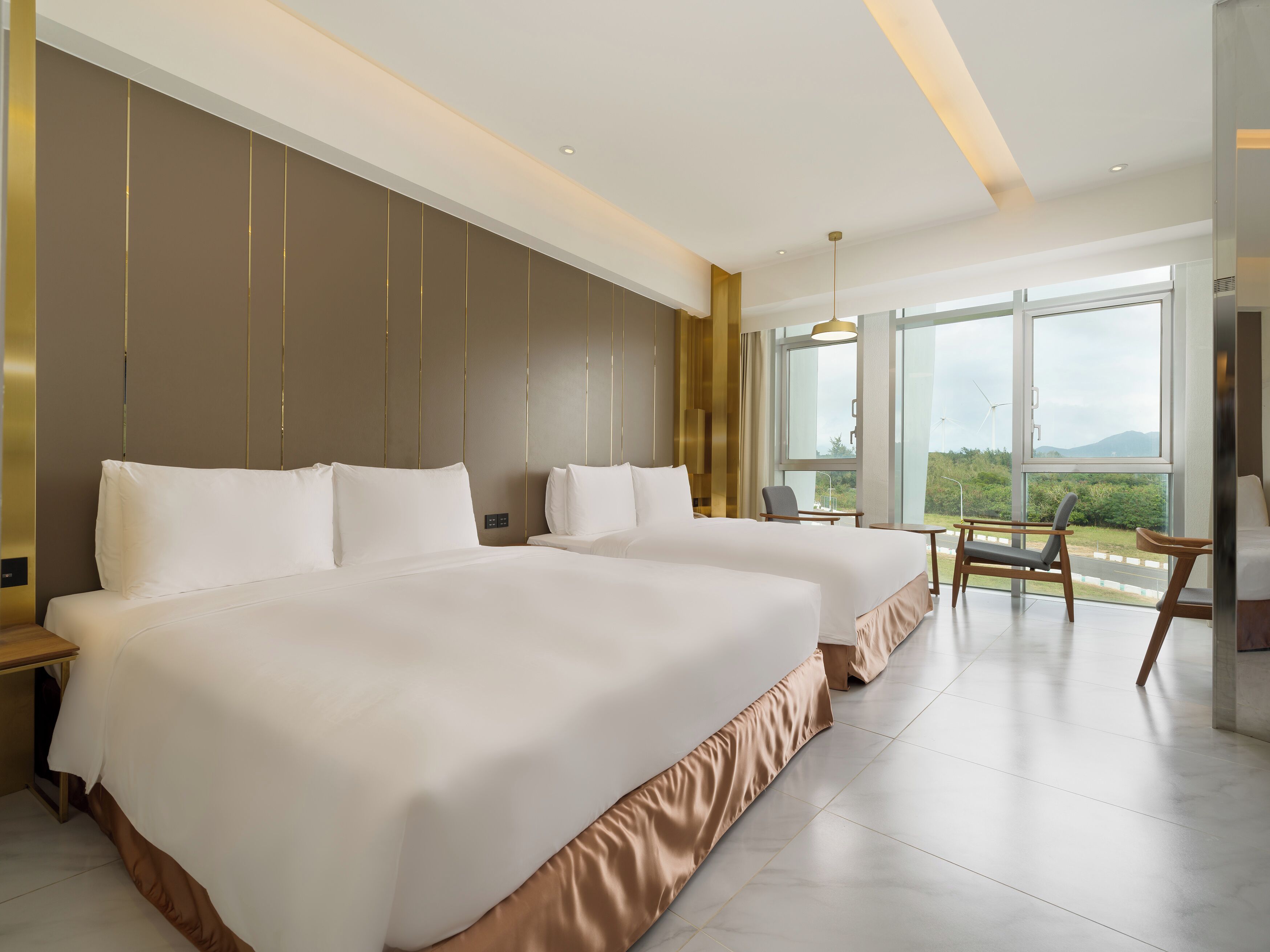 Free minibar, desk, blackout drapes, soundproofing