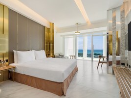 Minibar con artículos gratuitos, escritorio y cortinas blackout