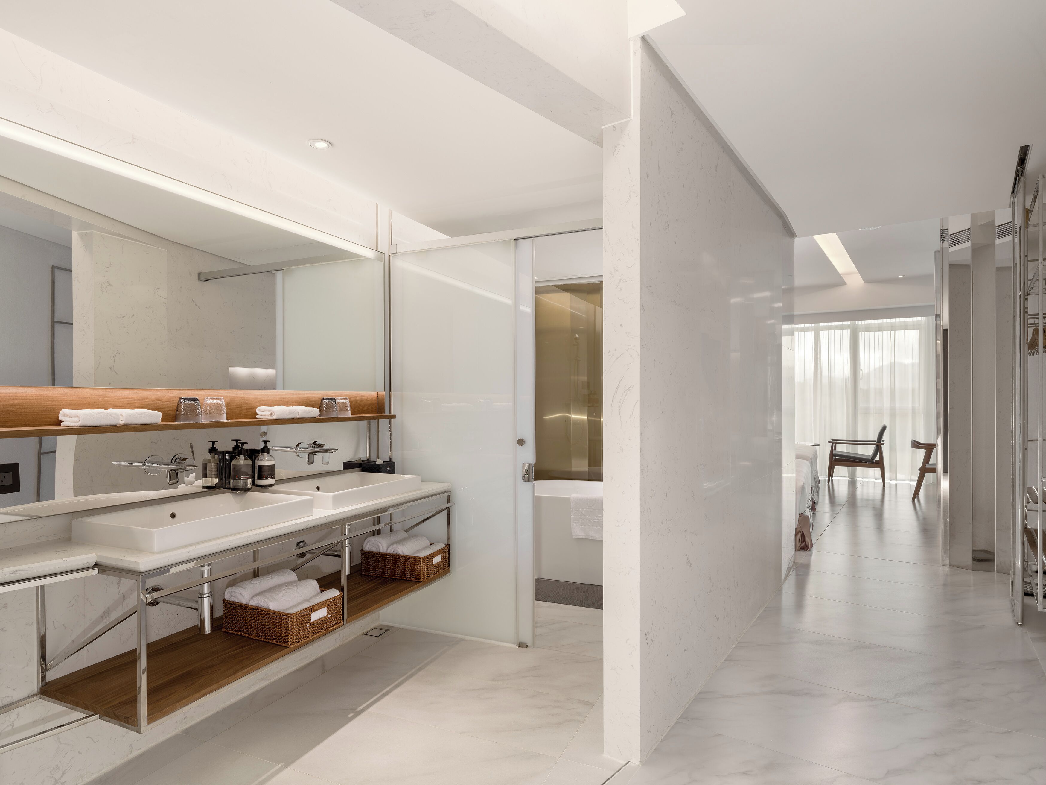 Phòng đôi Deluxe, ban công, quang cảnh biển | Phòng tắm | Bồn tắm và buồng tắm vòi sen riêng, vòi sen phun mưa, máy sấy tóc 