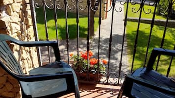 Klassieke tweepersoonskamer, uitzicht op heuvels | Geluiddichte muren, gratis wifi