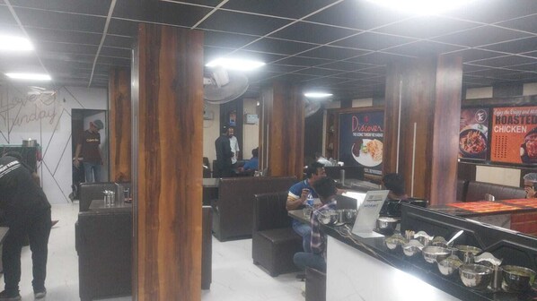 Vista frontal de la propiedad por la tarde o noche