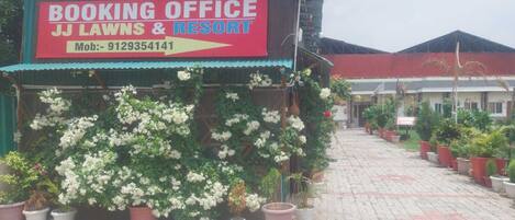 Fachada da propriedade à noite